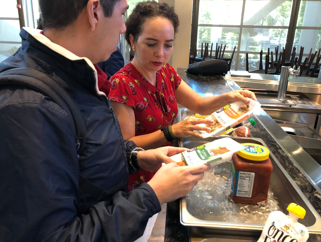 Los asistentes revisan tendencias alimentarias procesadas por HPP Los asistentes que revisan productos alimenticios de HPP