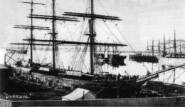 El Dunedin atracado en Port Chalmers en 1882. Wikipedia El Dunedin atracado en Port Chalmers en 1882. Wikipedia