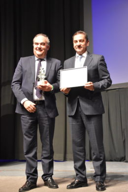 The award was presented to Andrés Hernando (Hiperbaric) by Benteler south Europe Vice-President Ricardo García The award was presented to Andrés Hernando (Hiperbaric) by Benteler south Europe Vice-President Ricardo García